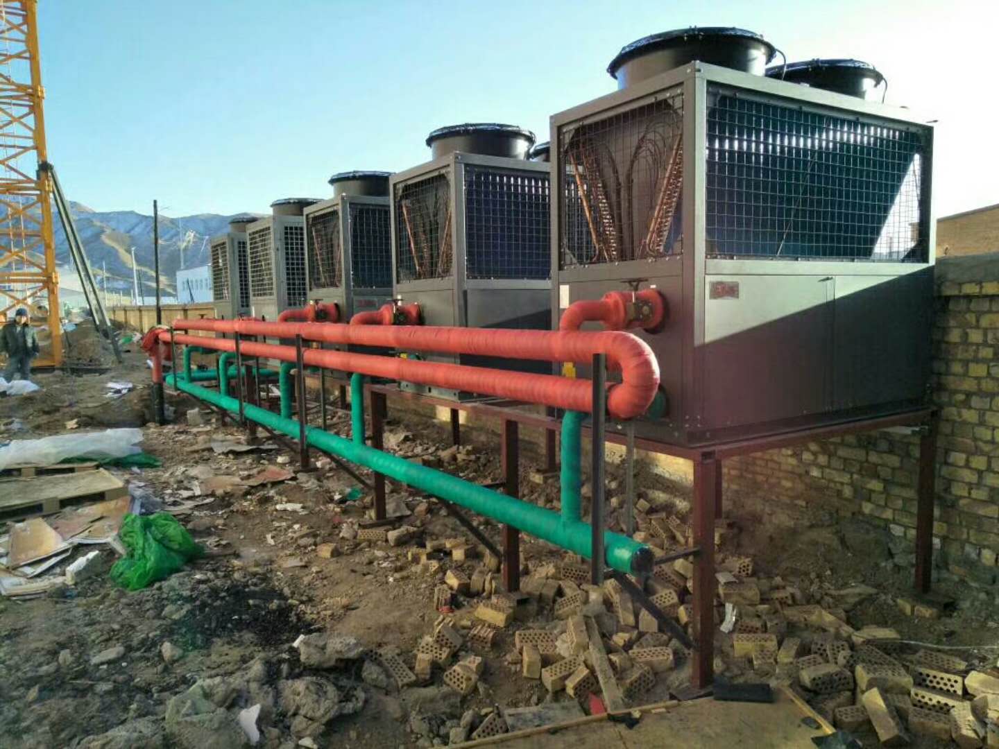 新疆京魚兒酒店5臺超低溫空氣源熱泵供暖機(jī)組 新疆京魚兒酒店5臺超低溫空氣源熱泵供暖機(jī)組